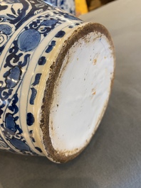 Een paar blauw-witte Delftse flesvormige chinoiserie vazen, 18e eeuw