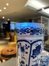 Paire de vases de forme bouteille en fa&iuml;ence de Delft en bleu et blanc, 18&egrave;me