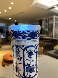 Een paar blauw-witte Delftse flesvormige chinoiserie vazen, 18e eeuw