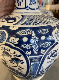 Paire de vases de forme bouteille en fa&iuml;ence de Delft en bleu et blanc, 18&egrave;me