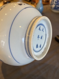 Vase de forme bouteille en porcelaine de Chine en bleu et blanc &agrave; d&eacute;cor de gar&ccedil;ons jouant et de femmes, marque de Chenghua, Kangxi