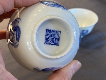 Een paar Chinese blauw-witte 'feniks' kommen, Daoguang merk, 19/20e eeuw