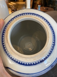 Een Chinese blauw-witte pot met verhalend decor, Kangxi