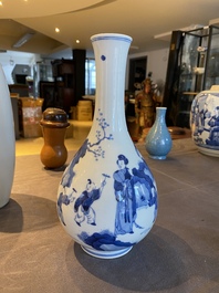 Vase de forme bouteille en porcelaine de Chine en bleu et blanc &agrave; d&eacute;cor de gar&ccedil;ons jouant et de femmes, marque de Chenghua, Kangxi