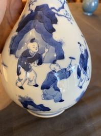 Vase de forme bouteille en porcelaine de Chine en bleu et blanc &agrave; d&eacute;cor de gar&ccedil;ons jouant et de femmes, marque de Chenghua, Kangxi