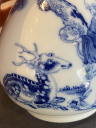 Vase de forme bouteille &agrave; d&eacute;cor de Shou Lao en porcelaine de Chine 'Bleu de Hue' pour le Vietnam, 18/19&egrave;me