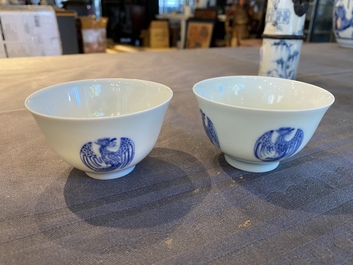 Paire de bols en porcelaine de Chine en bleu et blanc &agrave; d&eacute;cor de ph&eacute;nix, marque de Daoguang, 19/20&egrave;me