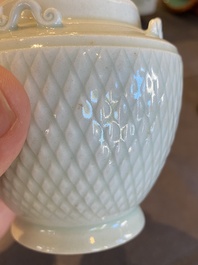 Un vase couvert en porcelaine de Chine qingbai et un bol sur support, Song ou post&eacute;rieur