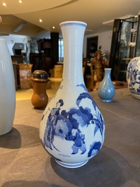 Vase de forme bouteille en porcelaine de Chine en bleu et blanc &agrave; d&eacute;cor de gar&ccedil;ons jouant et de femmes, marque de Chenghua, Kangxi