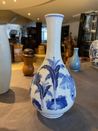 Een Chinese blauw-witte flesvormige vaas met spelende jongens en dames, Chenghua merk, Kangxi