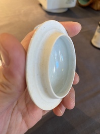 Un vase couvert en porcelaine de Chine qingbai et un bol sur support, Song ou post&eacute;rieur