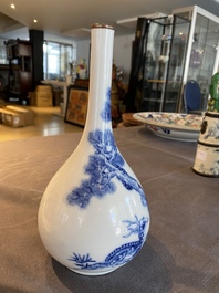 Een Chinese blauw-witte 'Bleu de Hue' vaas met Shou Lao voor de Vietnamese markt, 18/19e eeuw