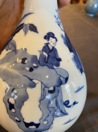 Een Chinese blauw-witte flesvormige vaas met spelende jongens en dames, Chenghua merk, Kangxi