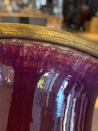 Een Chinese vaas met flamb&eacute;-glazuur met vergulde bronzen montuur, 19e eeuw
