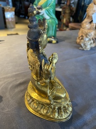 Een Chinese vergulde bronzen Avalokitesvara, Yongzheng merk en periode