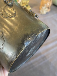 Pot &agrave; pinceaux en bronze &agrave; d&eacute;cor d'un &eacute;cureuil sur des vignes, Chine, marque de Qianlong, 18/19&egrave;me