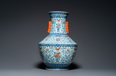 Grand vase 'hu' en porcelaine de Chine doucai, marque de Qianlong, 19&egrave;me