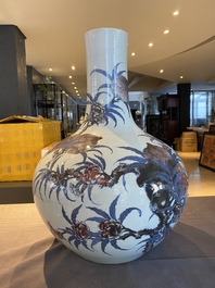 Vase de forme bouteille en porcelaine de Chine en bleu, blanc et rouge de cuivre, marque et &eacute;poque de Guangxu