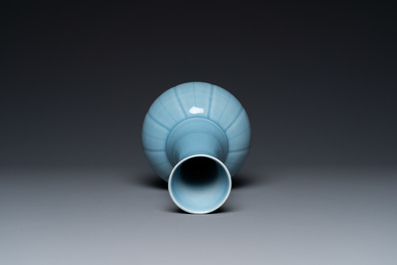 Vase de forme bouteille en porcelaine de Chine &agrave; &eacute;mail en bleu de lavande monochrome, marque de Yongzheng, R&eacute;publique