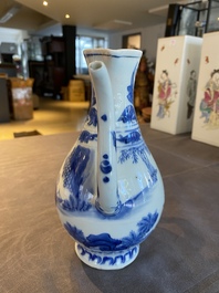 Verseuse en porcelaine de Chine en bleu et blanc &agrave; d&eacute;cor de figures dans un paysage, &eacute;poque Transition