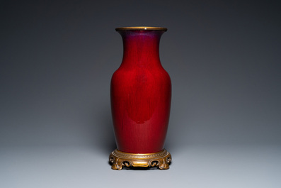 Vase en porcelaine de Chine &agrave; &eacute;mail flamb&eacute; &agrave; monture en bronze dor&eacute;, 19&egrave;me
