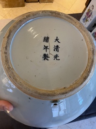 Een Chinese blauw-witte en koperrode flesvormige 'negen perziken' vaas, Guangxu merk en periode