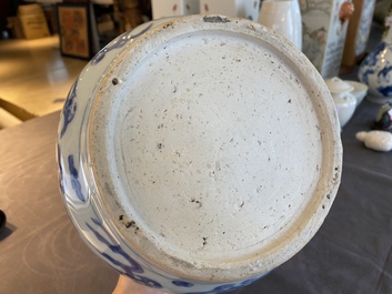 Een Chinese blauw-witte waterpot met vliegende paarden, Wanli