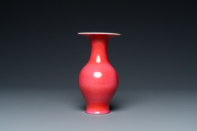 Petit vase en porcelaine de Chine &agrave; &eacute;mail en rouge rubis monochrome, 19&egrave;me