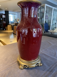 Vase en porcelaine de Chine &agrave; &eacute;mail flamb&eacute; &agrave; monture en bronze dor&eacute;, 19&egrave;me