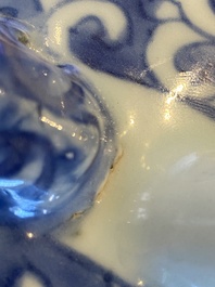 Pot &agrave; eau en porcelaine de Chine en bleu et blanc &agrave; d&eacute;cor de chevaux volant, Wanli