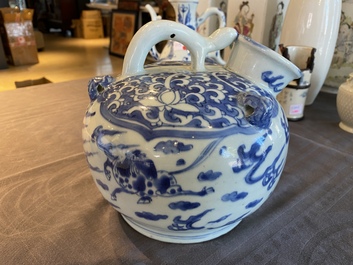 Een Chinese blauw-witte waterpot met vliegende paarden, Wanli