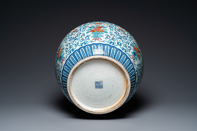 Grand vase 'hu' en porcelaine de Chine doucai, marque de Qianlong, 19&egrave;me