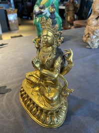 Een Chinese vergulde bronzen Avalokitesvara, Yongzheng merk en periode