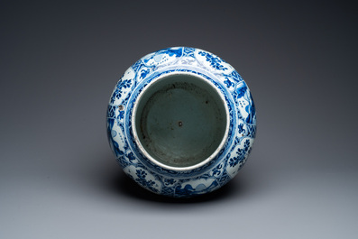 Een groot driedelig Chinees blauw-wit kaststel, Kangxi