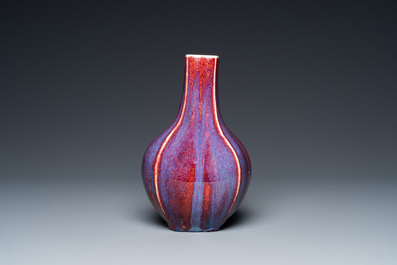 Een Chinese vierzijdige gefacetteerde vaas met flamb&eacute;-glazuur, Qianlong