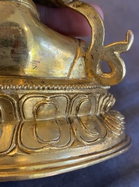 Een Chinese vergulde bronzen Avalokitesvara, Yongzheng merk en periode