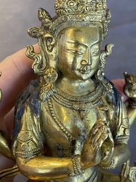 Statue d'Avalokitesvara en bronze dor&eacute;, Chine, marque et &eacute;poque de Yongzheng