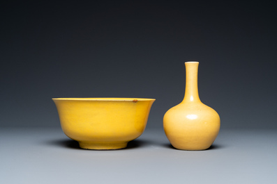 Deux vases et un bol en porcelaine de Chine en jaune monochrome, 20&egrave;me