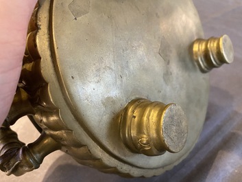 Een Vietnamese driepotige bronzen wierookbrander met bamboedecor, 19e eeuw