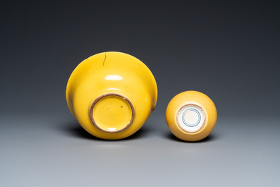 Deux vases et un bol en porcelaine de Chine en jaune monochrome, 20&egrave;me