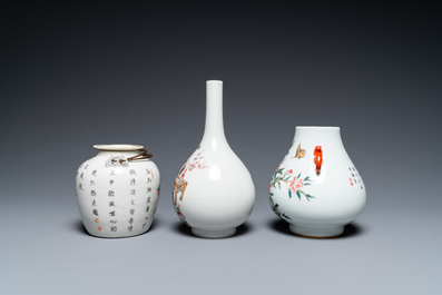 Deux vases et une th&eacute;i&egrave;re 'Wu Shuang Pu' en porcelaine de Chine famille rose, 19/20&egrave;me