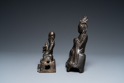 Twee Chinese bronzen sculpturen van Shou Lao en Guanyin, Ming