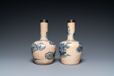 Paire de vases de formes bouteilles en gr&egrave;s &agrave; d&eacute;cor de nuages, Vietnam, 19&egrave;me