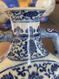Vase de forme 'bianhu' &agrave; d&eacute;cor de p&ecirc;ches en porcelaine de Chine de style Ming, marque et &eacute;poque de Jiaqing
