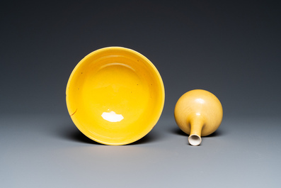 Deux vases et un bol en porcelaine de Chine en jaune monochrome, 20&egrave;me