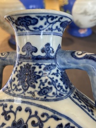 Vase de forme 'bianhu' &agrave; d&eacute;cor de p&ecirc;ches en porcelaine de Chine de style Ming, marque et &eacute;poque de Jiaqing