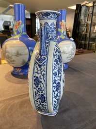 Een Chinese blauw-witte Ming-stijl 'bianhu' vaas met perziken, Jiaqing merk en periode