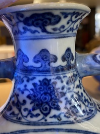 Een Chinese blauw-witte Ming-stijl 'bianhu' vaas met perziken, Jiaqing merk en periode