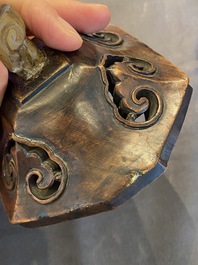 Br&ucirc;le-parfum tripod en bronze au couvercle au fretel en jade, Chine, dat&eacute; 1477, Chenghu