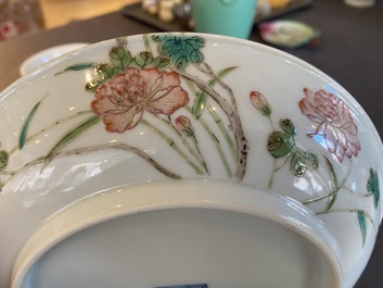 Assiette en porcelaine de Chine famille rose &agrave; d&eacute;cor d'une libellule et de pivoines, marque de Yongzheng, R&eacute;publique